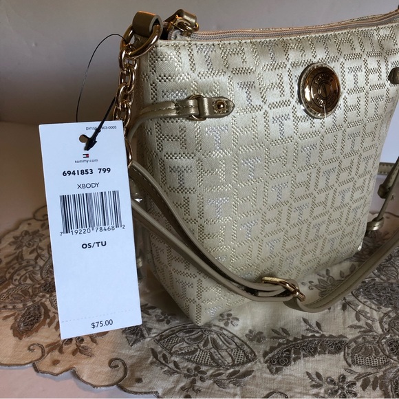 NWT Tommy Hilfiger Crossbody Cream with Goldtone Hardware Approx. 8x7x3 inches - Picture 2 of 7